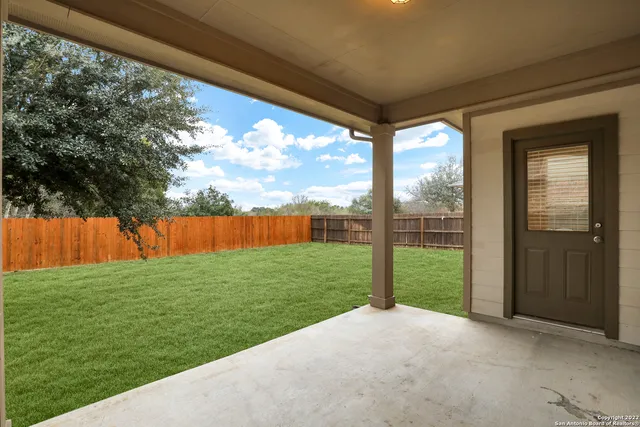 a view of a back yard