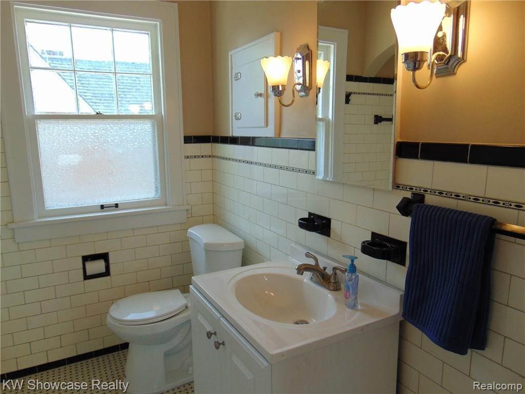 247 Chippewa Road Pontiac, MI 48341 - Photo 13 of 19 017.JPG