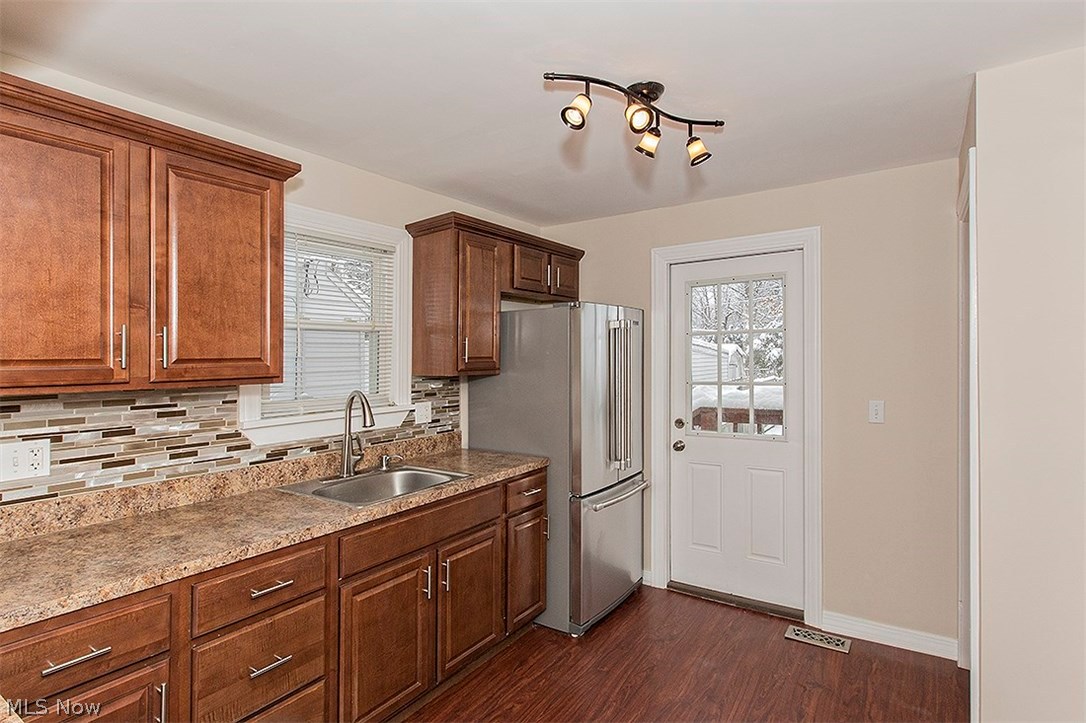 4236 Elmwood Road Cleveland, OH 44121 - Photo 10 of 33