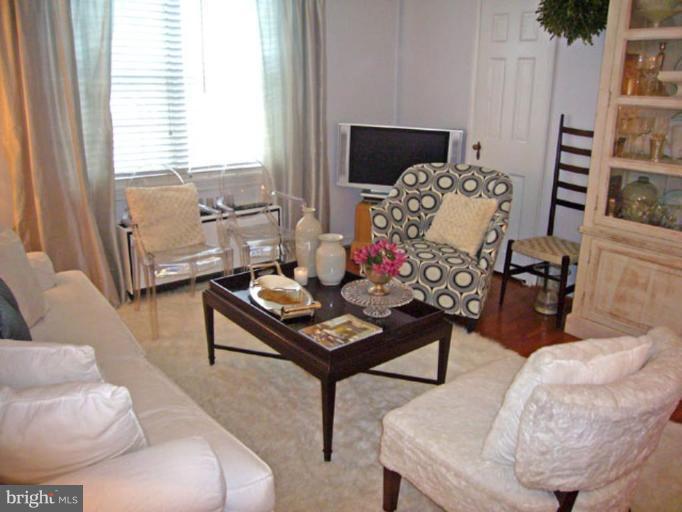 201 East Glebe Road, Unit 6201C Alexandria, VA 22305 - Photo 6 of 23 Living Room #2