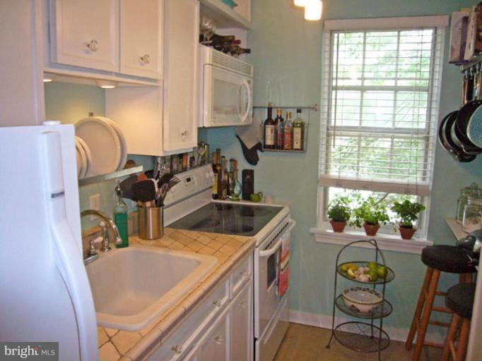 201 East Glebe Road, Unit 6201C Alexandria, VA 22305 - Photo 7 of 23 Kitchen