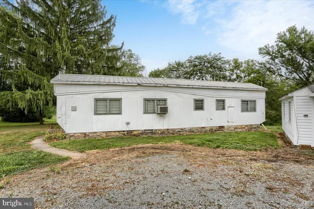 a view of a house with backyard