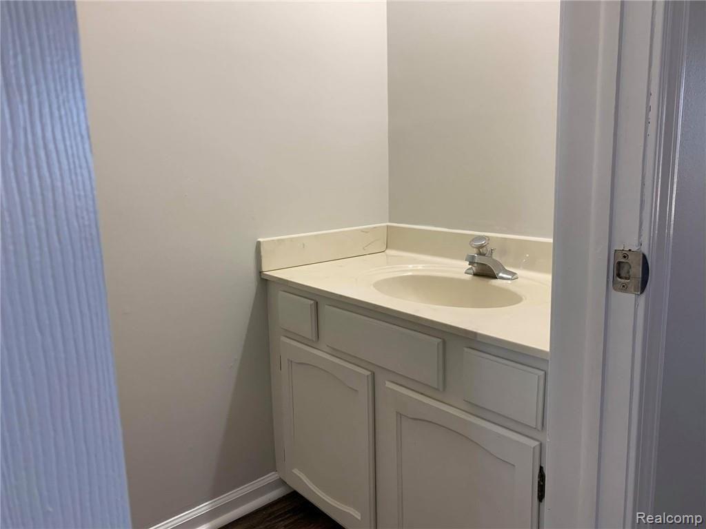 1969 Pondview Court Rochester, MI 48309 - Photo 15 of 18 10.jpg