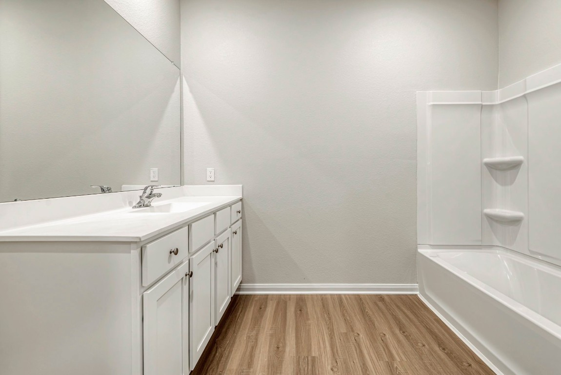 6426 Winter Elm Street Houston, TX 77048 - Photo 4 of 7 a bathroom with a sink a mirror and a bathtub