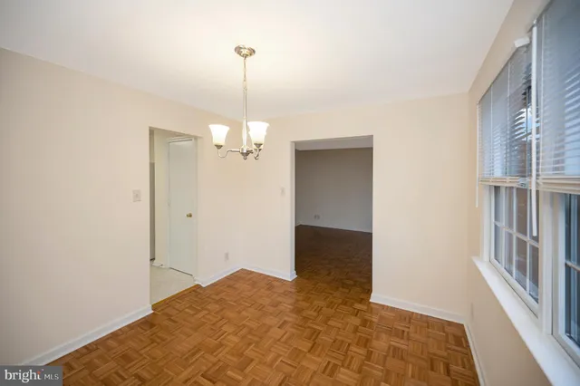 a view of empty room with a ceiling fan