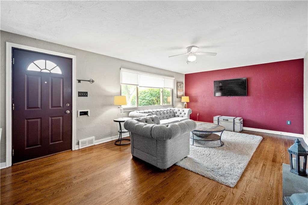 304 Rockfield Road Pittsburgh, PA 15243 - Photo 4 of 25 a living room with furniture and wooden floor