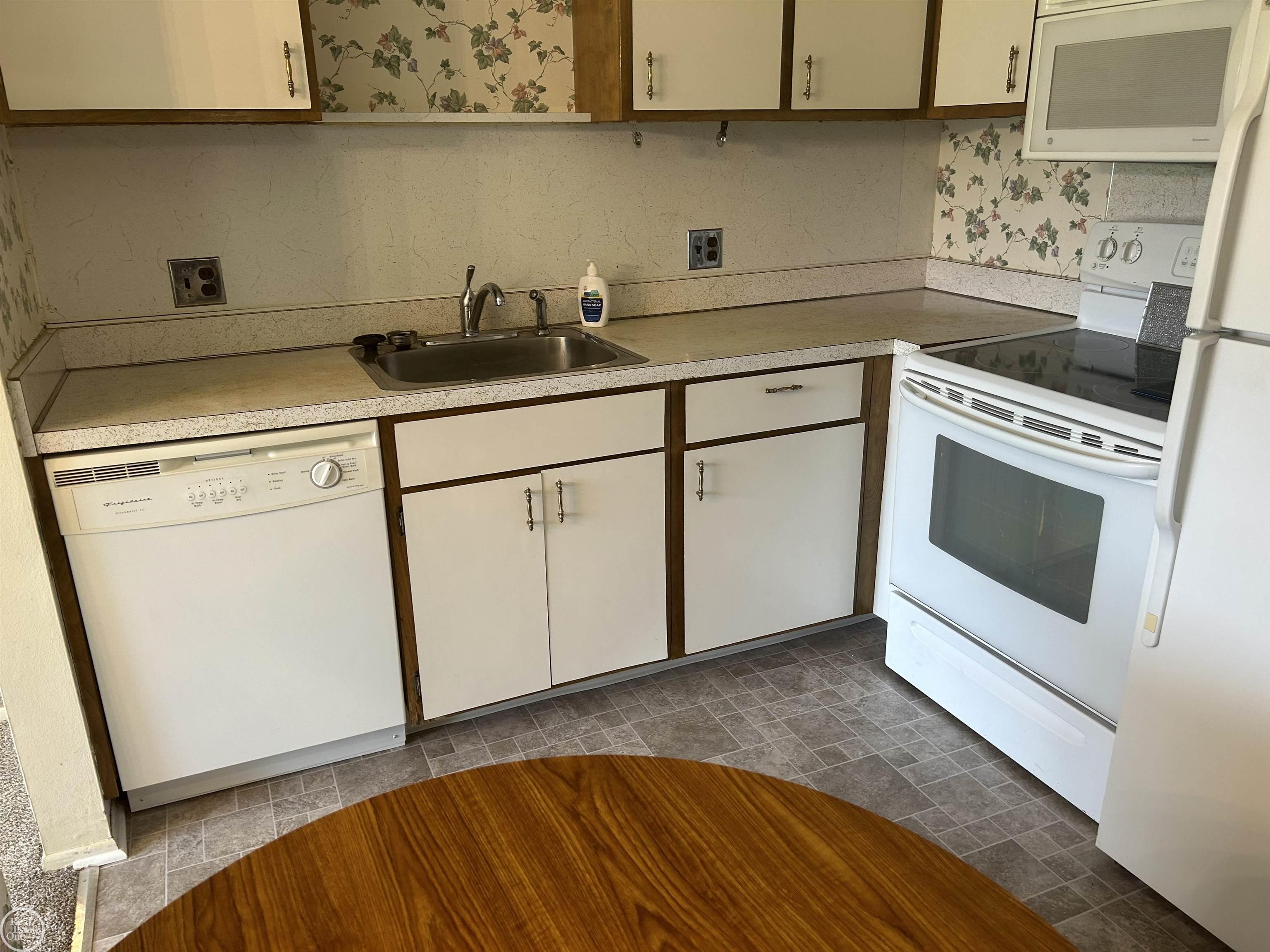 29304 Hoover Road Warren, MI 48093 - Photo 4 of 24