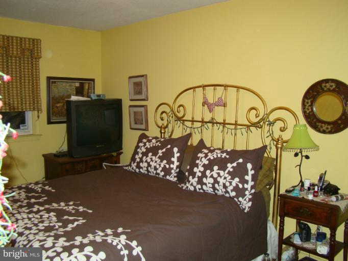 326 Dark Head Road Middle River, MD 21220 - Photo 14 of 22 a bed room with a bed