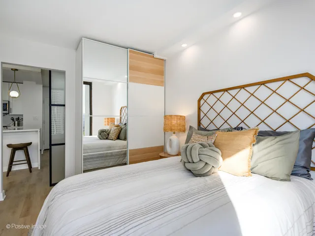 $299,990 | 5455 North Sheridan Road, Unit 1904, Chicago, IL 60640