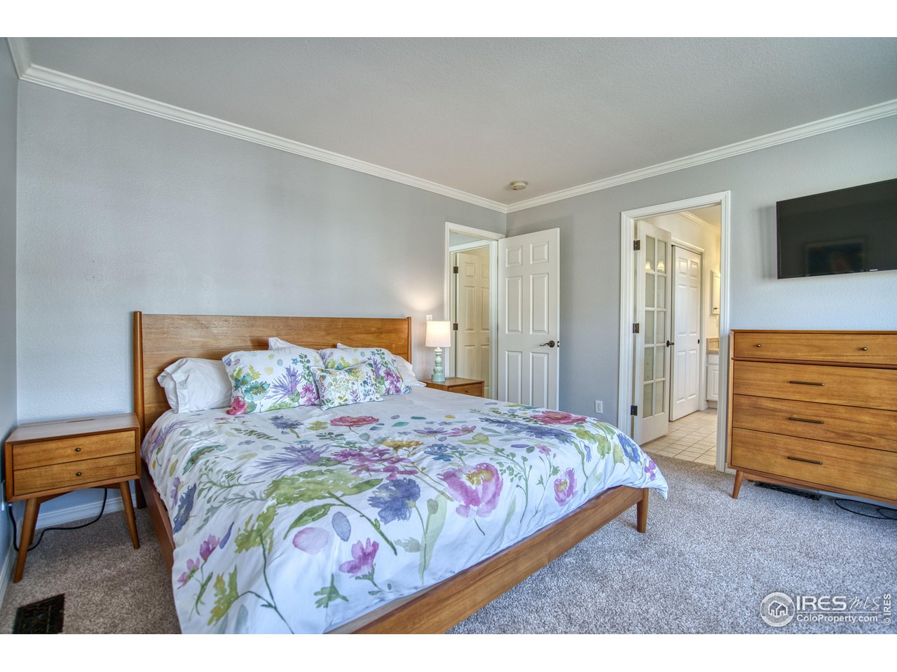 4944 Dakota Boulevard Boulder, CO 80304 - Photo 18 of 40 a bedroom with a bed a dresser and flowerpot