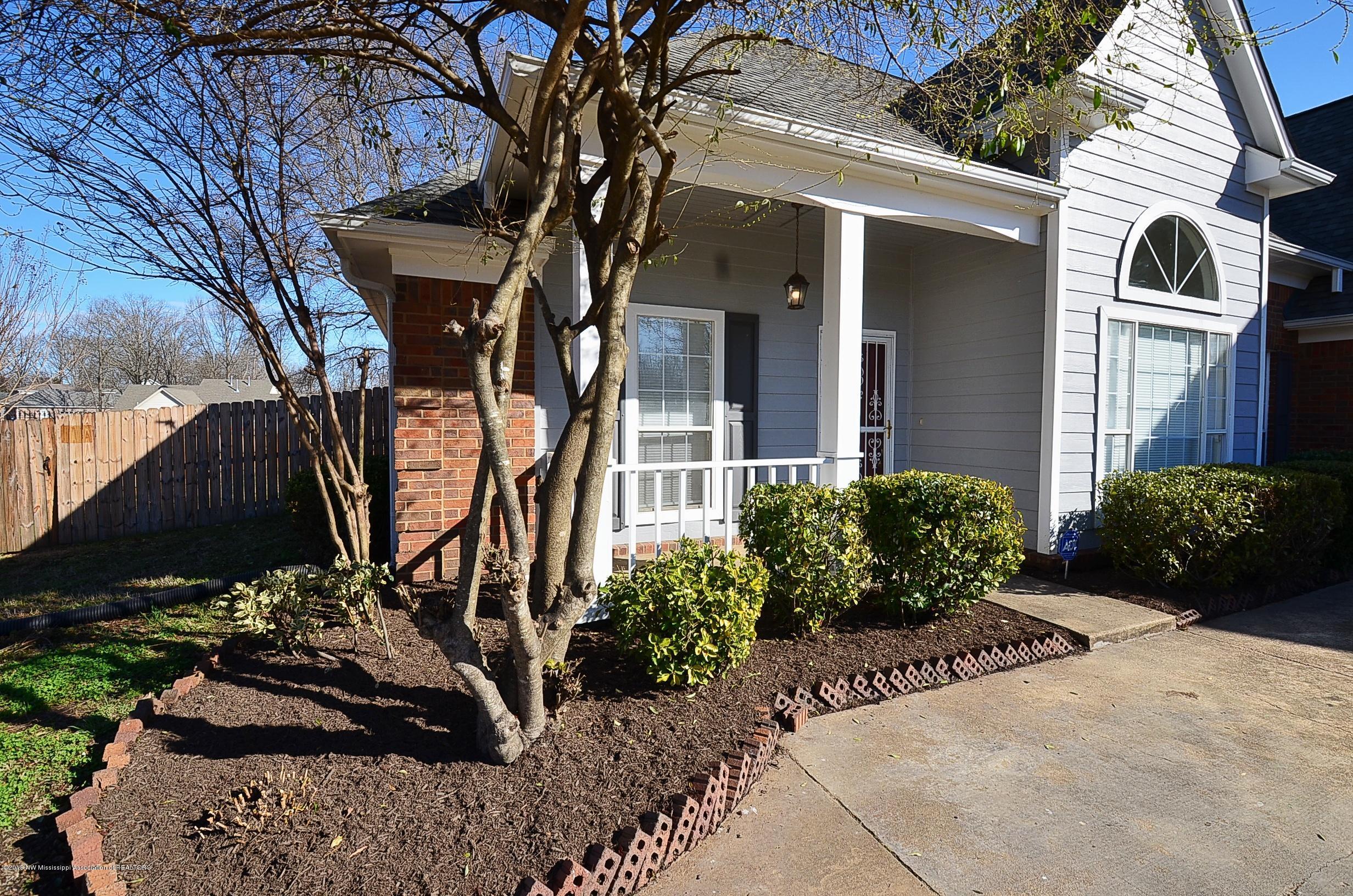 1930 Austin Road Horn Lake, MS 38637 - Photo 3 of 22 Landscaping front