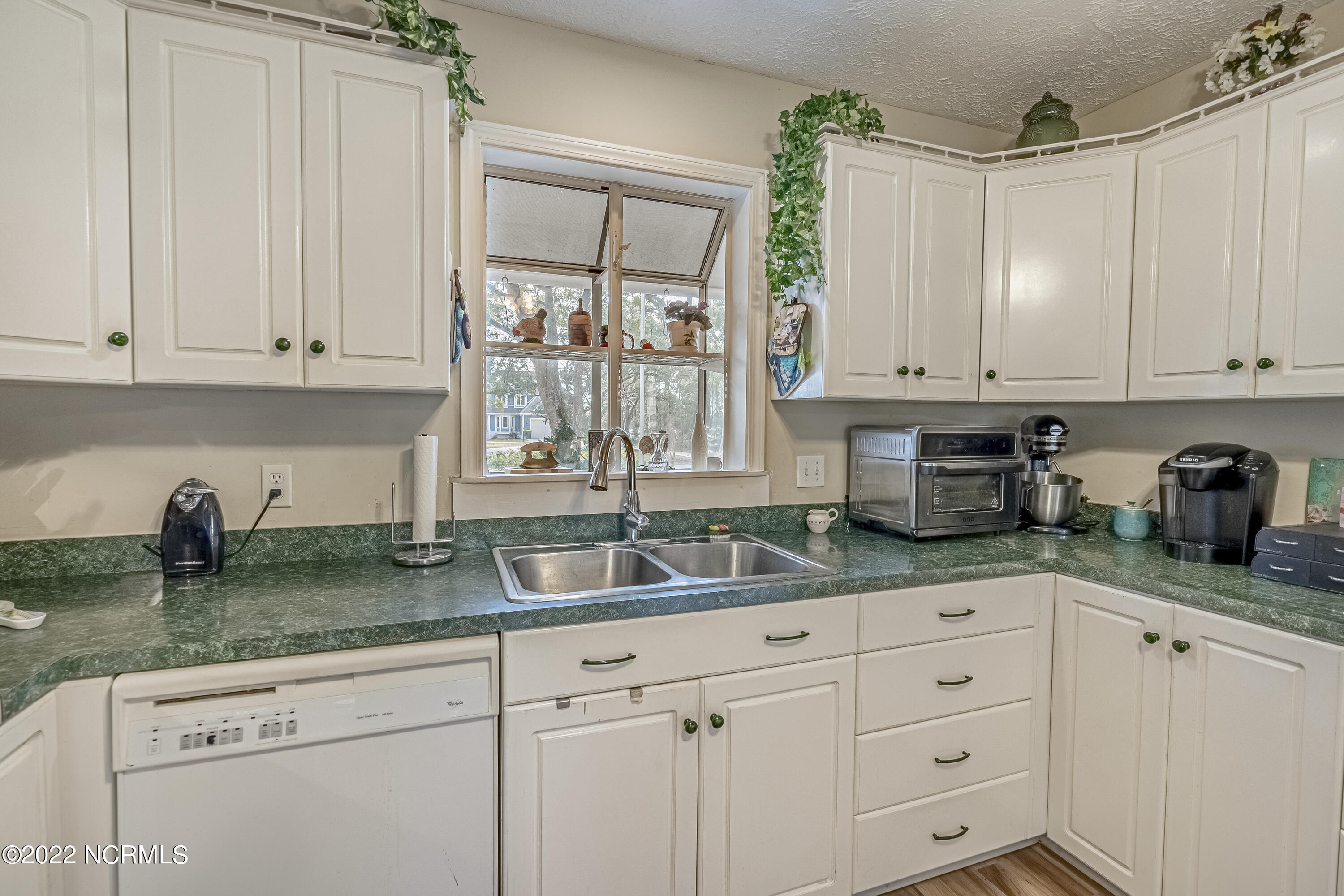 6824 Roberta Road Southwest Ocean Isle Beach, NC 28469 - Photo 12 of 37 Kitchen