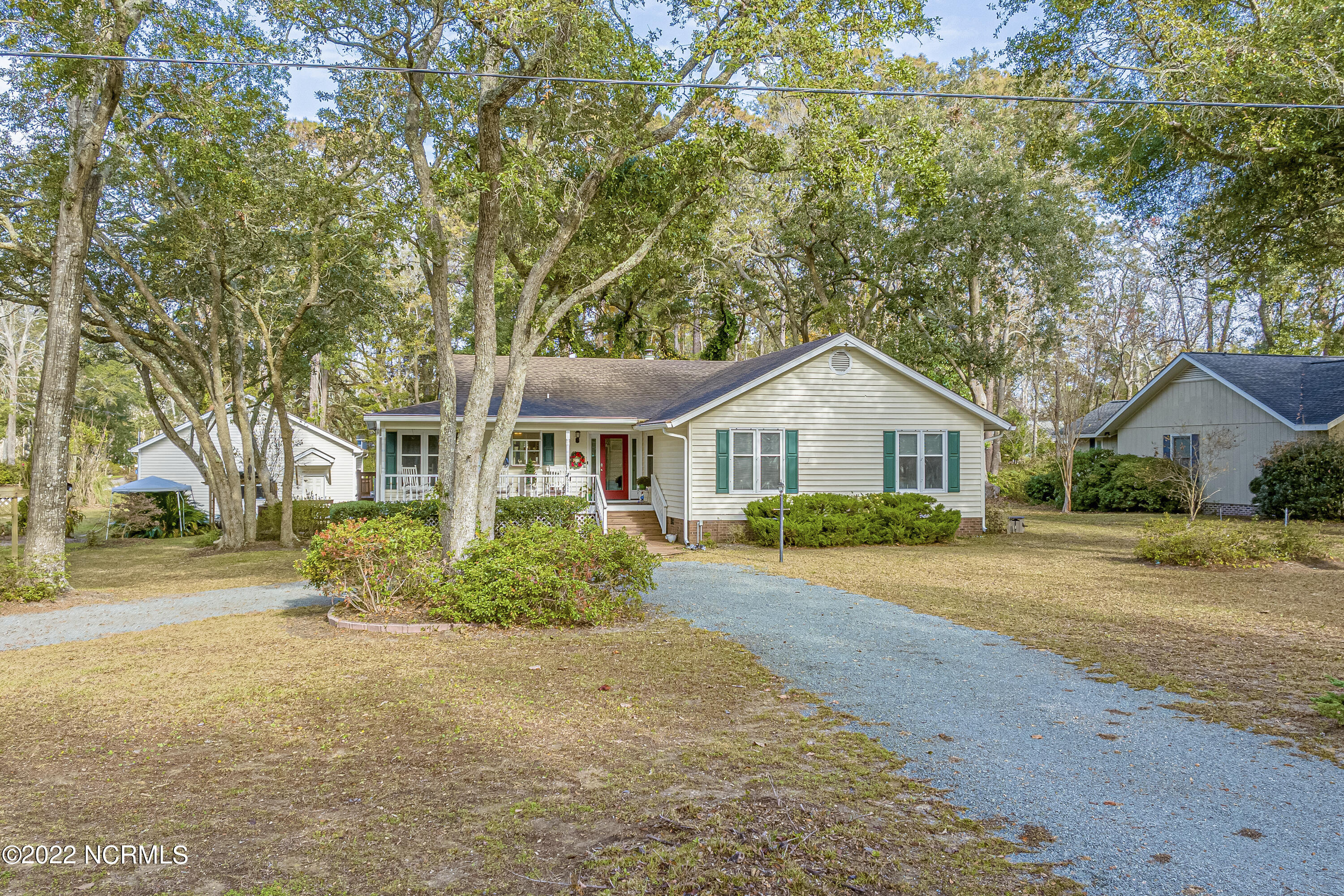 6824 Roberta Road Southwest Ocean Isle Beach, NC 28469 - Photo 30 of 37 Front Elevation