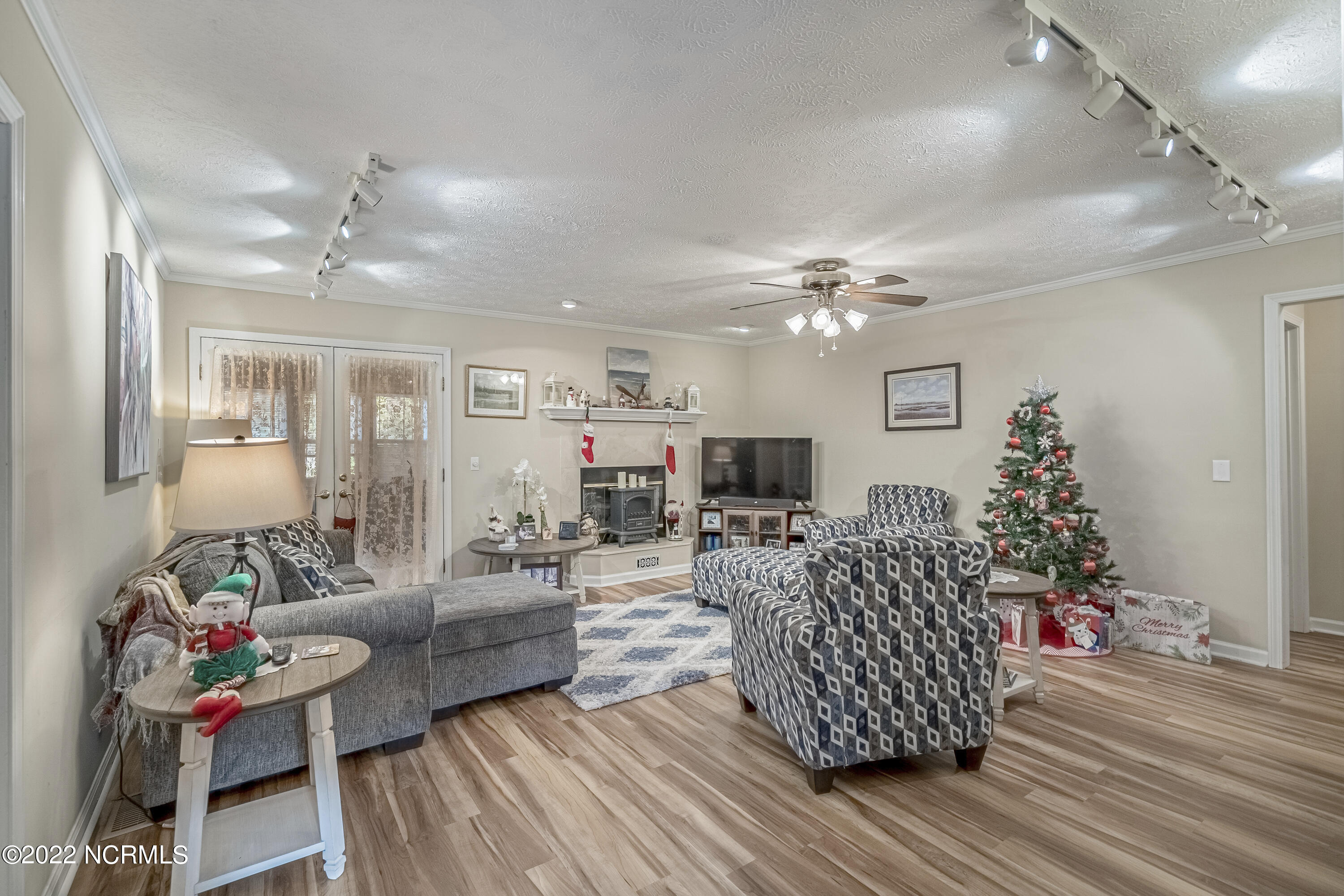 6824 Roberta Road Southwest Ocean Isle Beach, NC 28469 - Photo 6 of 37 Living Room