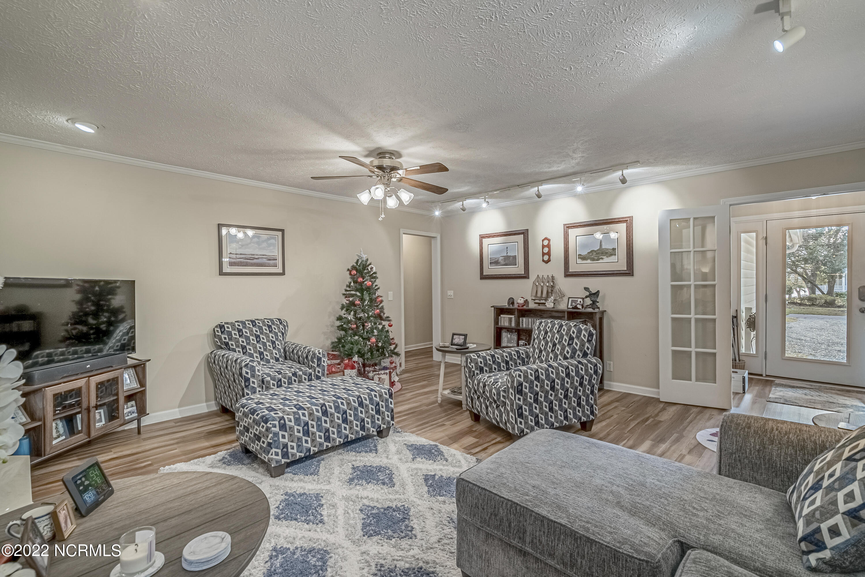 6824 Roberta Road Southwest Ocean Isle Beach, NC 28469 - Photo 7 of 37 Living Room