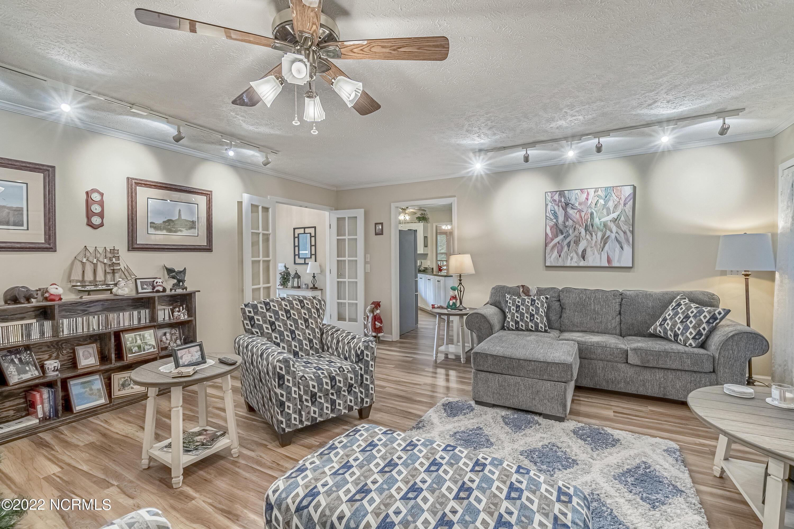 6824 Roberta Road Southwest Ocean Isle Beach, NC 28469 - Photo 8 of 37 Living Room