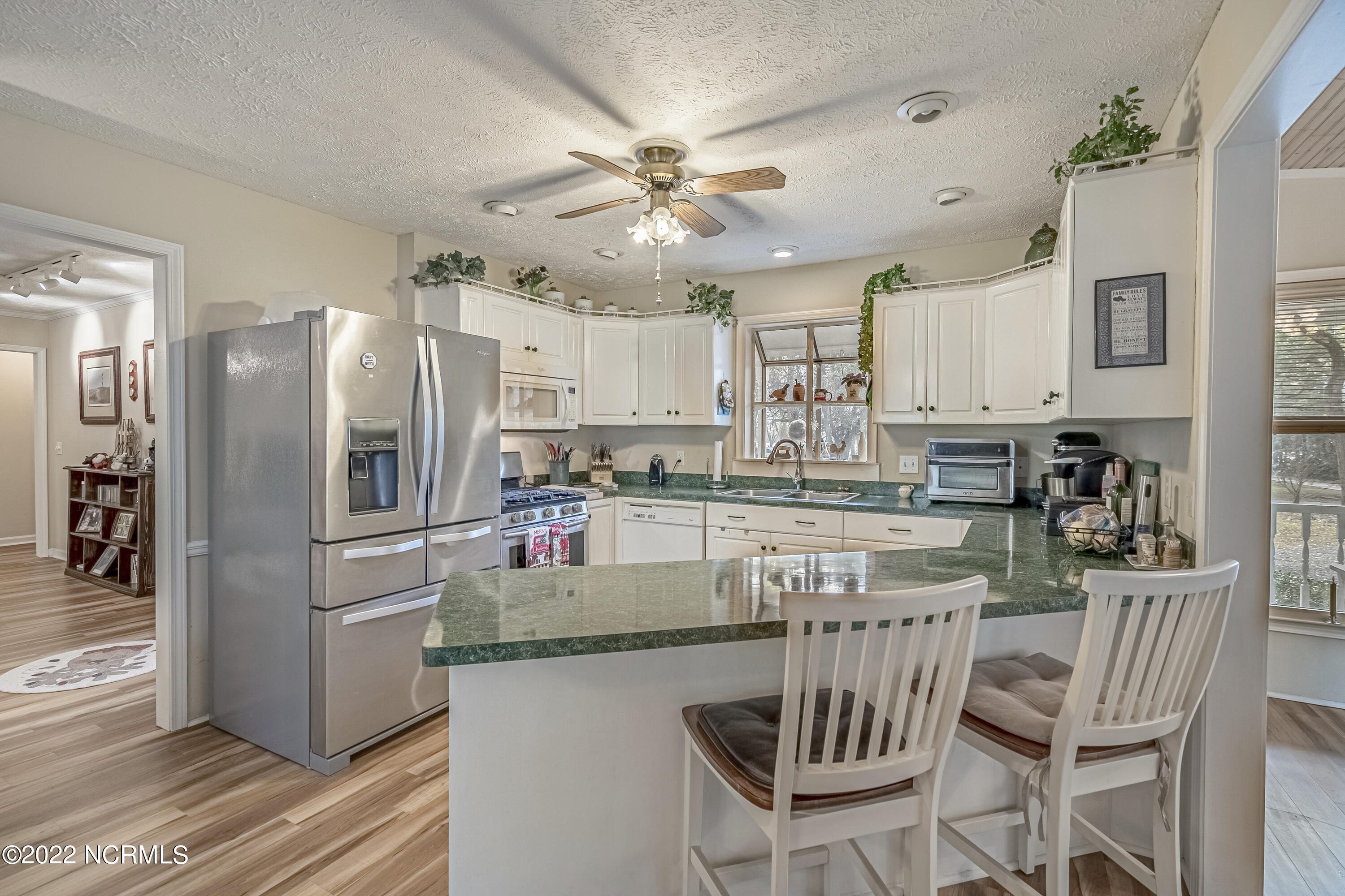 6824 Roberta Road Southwest Ocean Isle Beach, NC 28469 - Photo 10 of 37 Kitchen