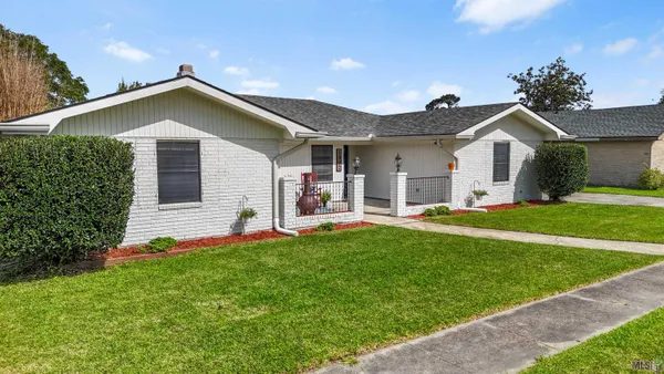 $350,000 | 1402 Levee Drive, Houma, LA 70360