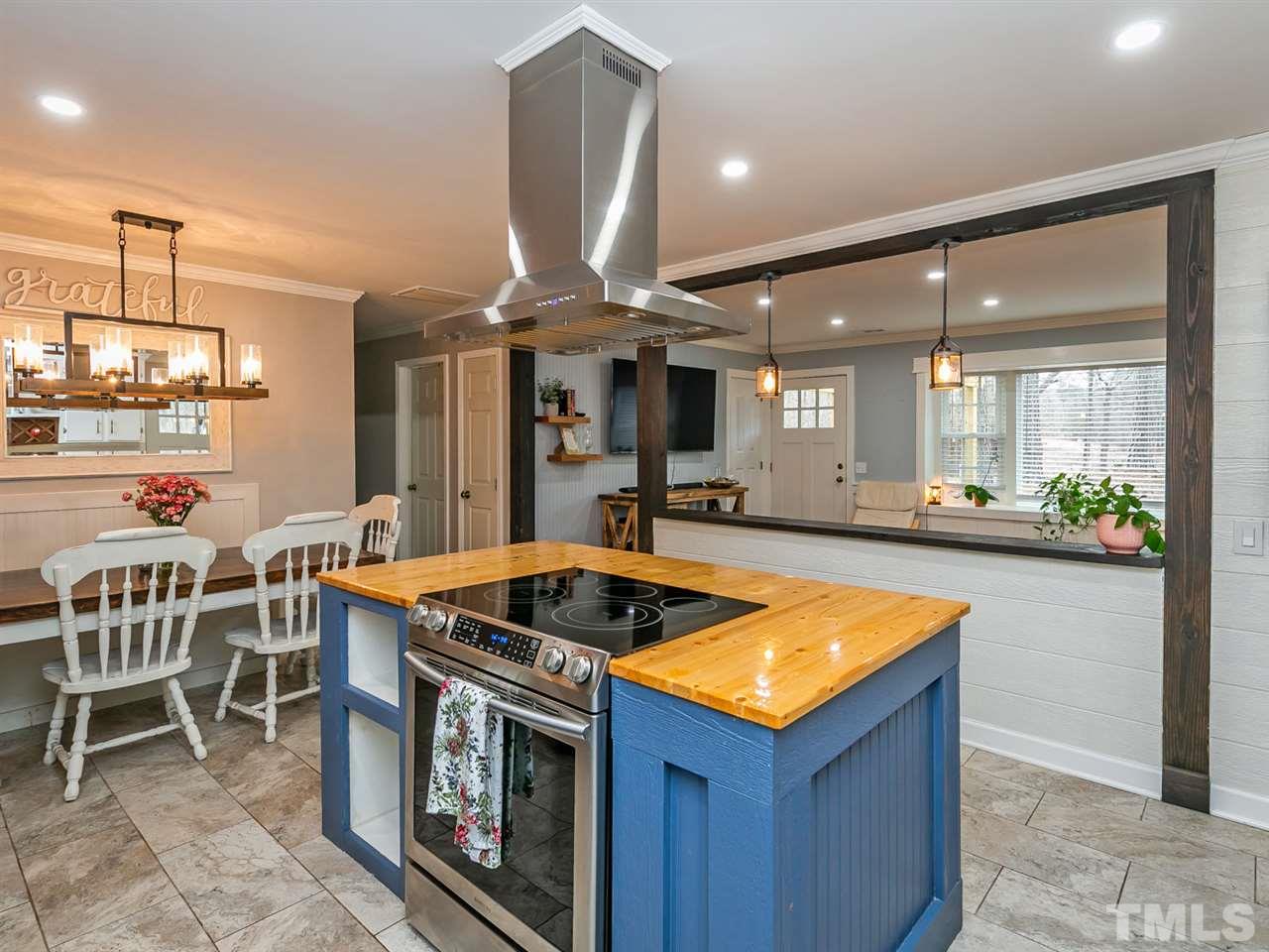 7532 Martin Road Zebulon, NC 27597 - Photo 7 of 26 a kitchen that has a table and chairs in it