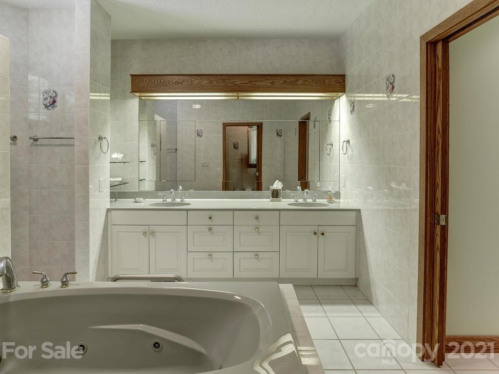 124 Hawk Ridge Asheville, NC 28804 - Photo 16 of 36 Gallery Image 16