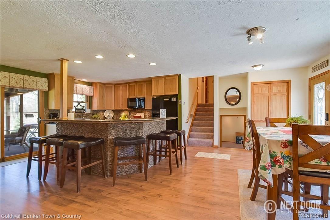 8582 Bishop Road Brighton, MI 48116 - Photo 5 of 13 Large Eating Area