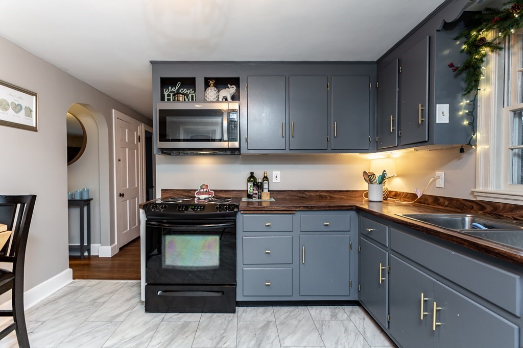 27 Sumner Road Weymouth, MA 02189 - Photo 3 of 21 Gallery Image 3
