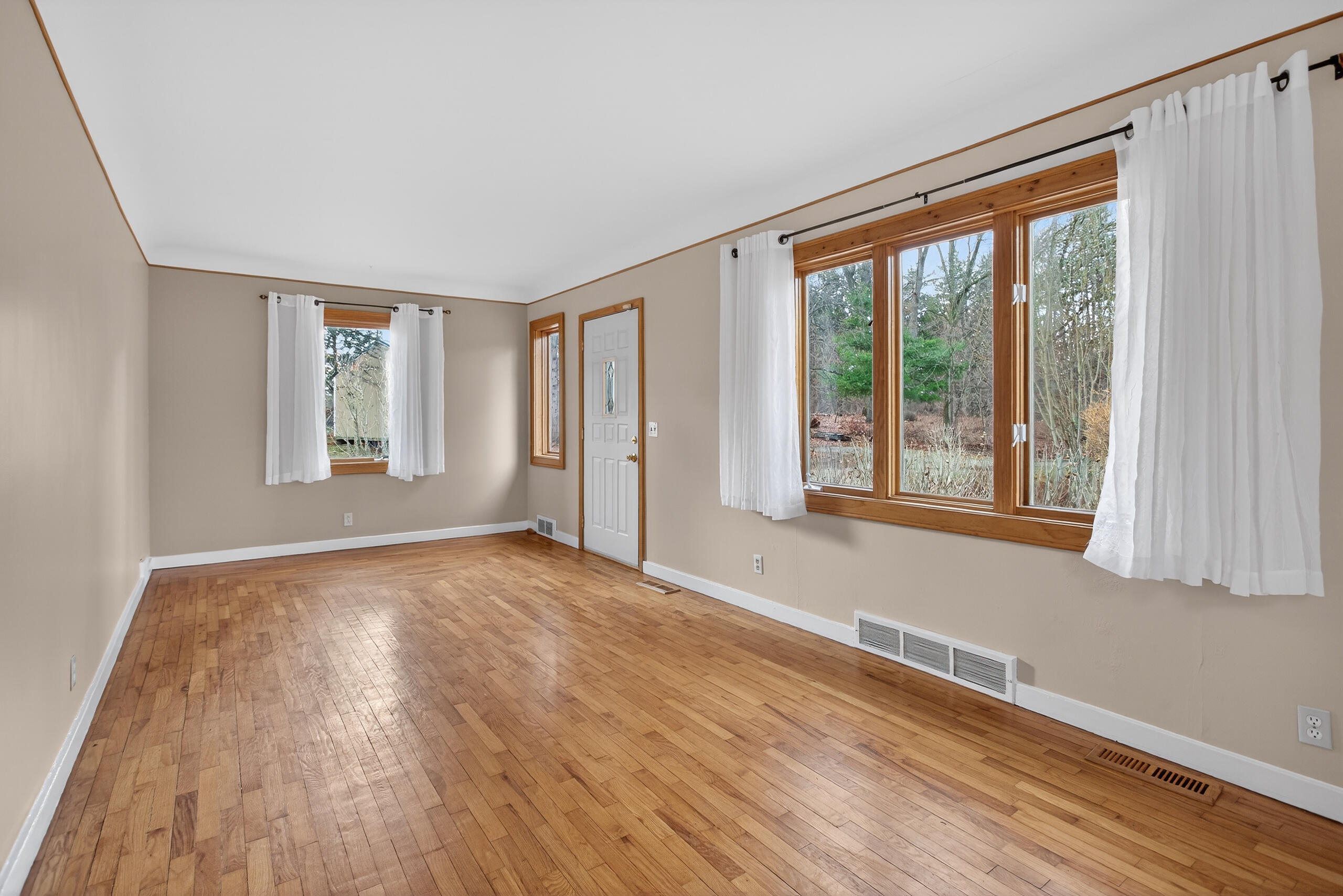 6246 Brooklyn Road Jackson, MI 49201 - Photo 9 of 72 Living Room