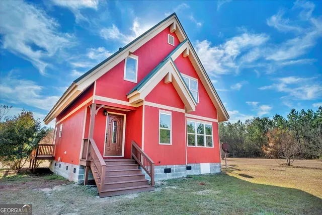 a view of a house with a yard