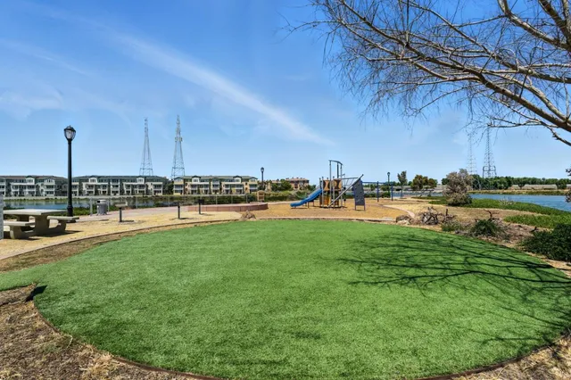 $1,170,000 | 636 Fan Tail Way, Unit 905, Redwood City, CA 94063