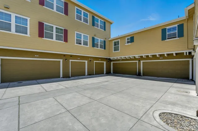 $1,170,000 | 636 Fan Tail Way, Unit 905, Redwood City, CA 94063