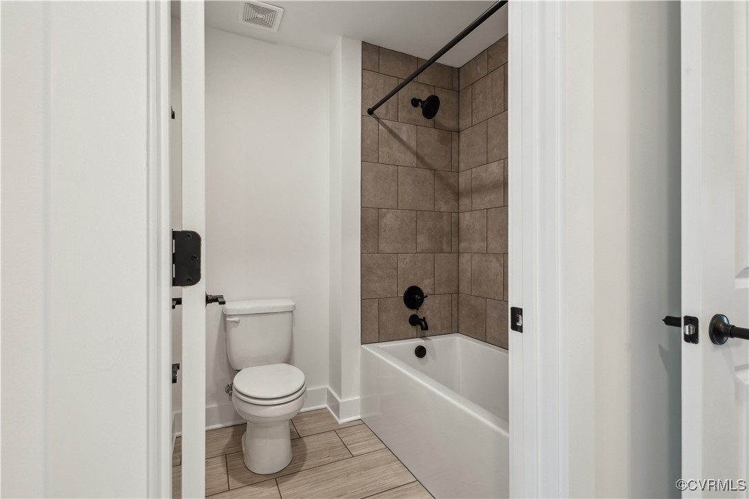 4750 Studley Road Mechanicsville, VA 23116 - Photo 25 of 36 a bathroom with a toilet and a bathtub