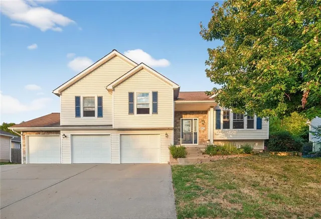 $367,000 | 542 Creekside Court, Lansing, KS 66043