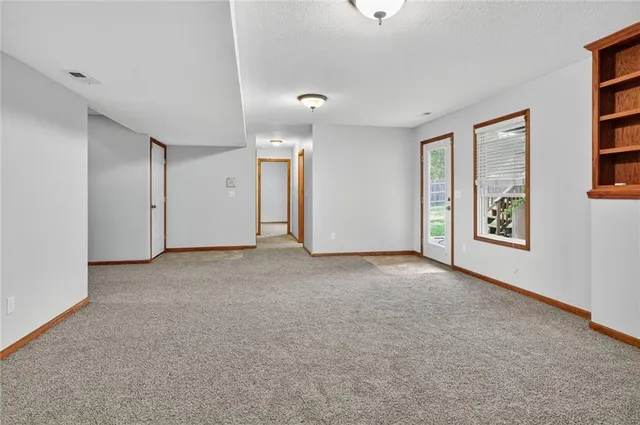 $367,000 | 542 Creekside Court, Lansing, KS 66043