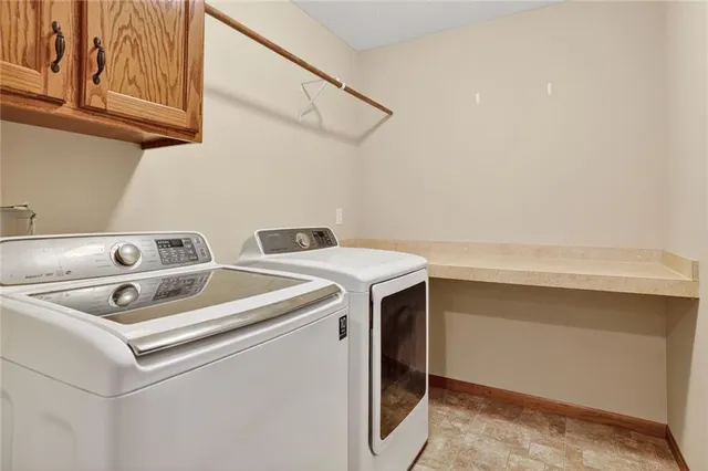 $367,000 | 542 Creekside Court, Lansing, KS 66043