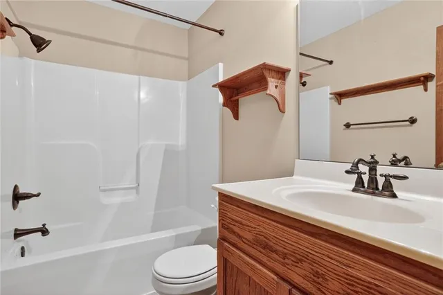 $367,000 | 542 Creekside Court, Lansing, KS 66043