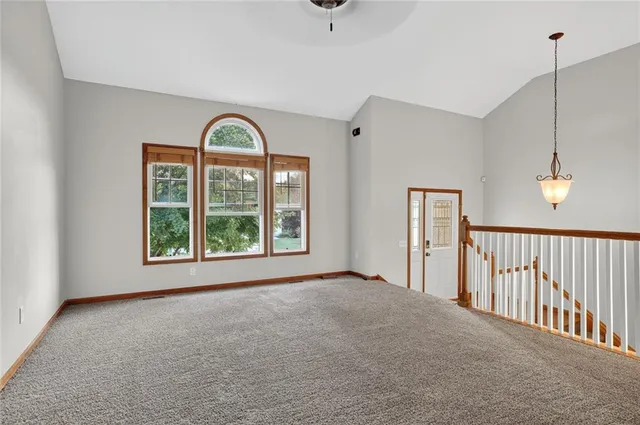 $367,000 | 542 Creekside Court, Lansing, KS 66043