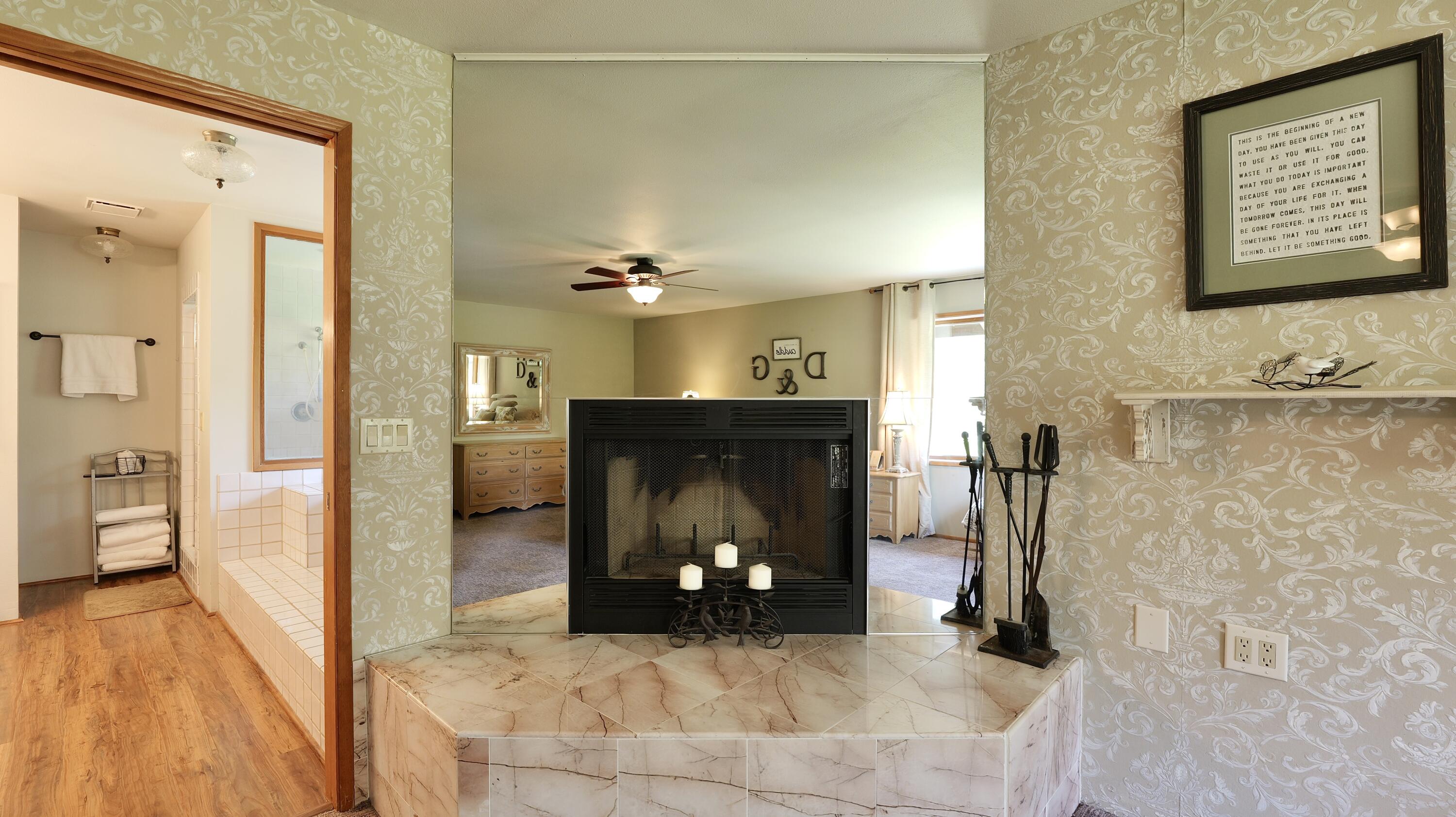 975 Old Ferry Road Shady Cove, OR 97539 - Photo 26 of 100 Primary Bedroom