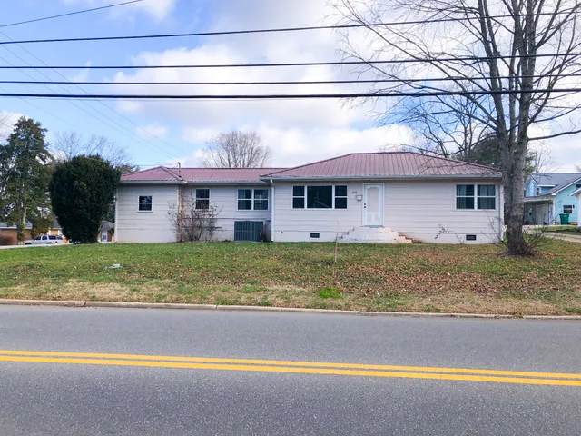 $1,900 | 1010 North High Street, Winchester, TN 37398