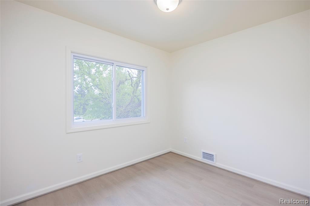 20505 Ridgemont Road Harper Woods, MI 48225 - Photo 22 of 48