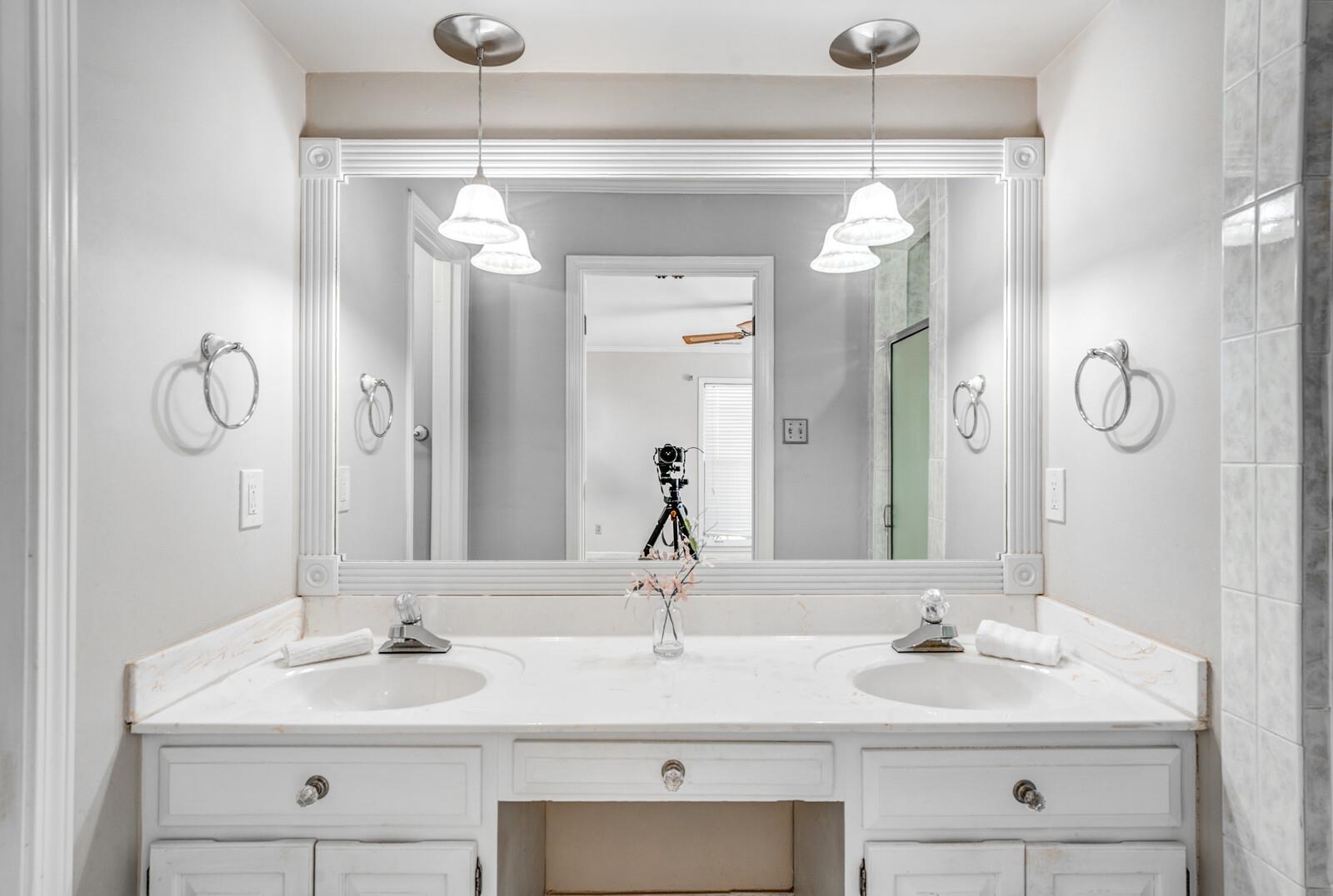 2997 Riverdale Road Memphis, TN 38119 - Photo 17 of 35 Full bath with double vanity