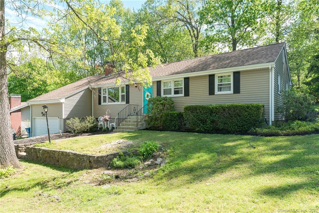 a view of a house with a yard
