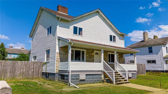 a view of a house with a yard