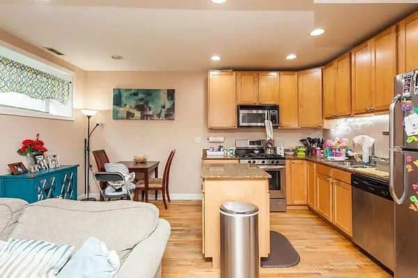 $2,100 | 1142 West Morse Avenue, Unit GW, Chicago, IL 60626