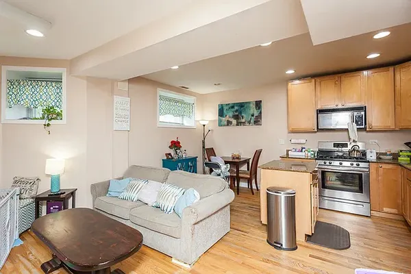$2,100 | 1142 West Morse Avenue, Unit GW, Chicago, IL 60626