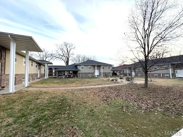$875 | 1301 Main Street, Unit H, Highland, IL 62249