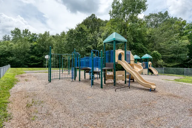 $360,000 | 230 White Oak Way, Torrington, CT 06790