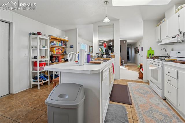 16830 Finch Road Colorado Springs, CO 80928 - Photo 28 of 49 Mobile home kitchen with breakfast bar
