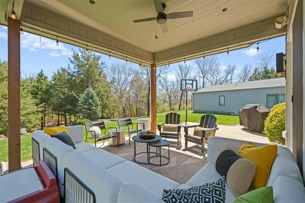 $749,000 | 6927 Glenn Lane, Parkville, MO 64152