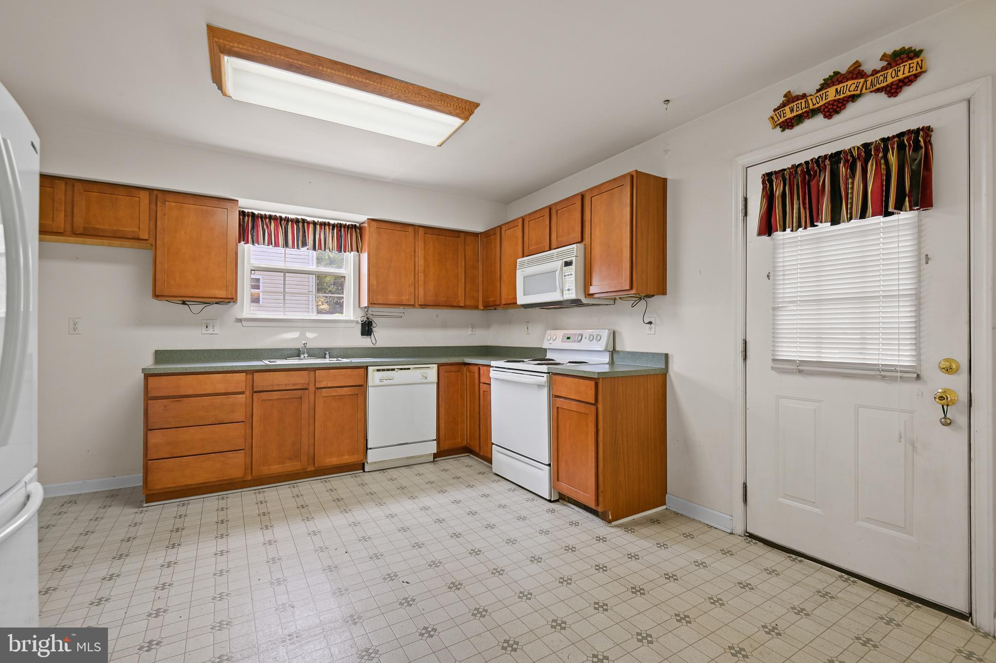 1318 Bay Ridge Avenue Annapolis, MD 21403 - Photo 12 of 41 Large Kitchen - Crisp and Clean!