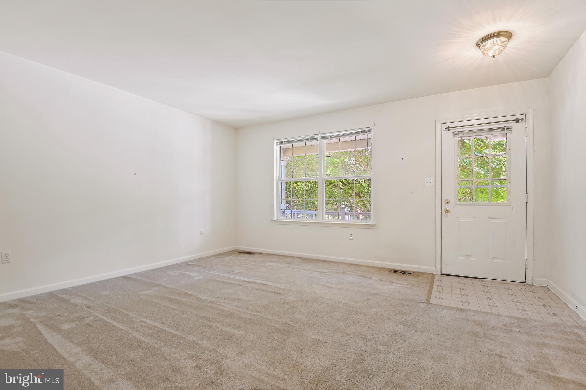 1318 Bay Ridge Avenue Annapolis, MD 21403 - Photo 4 of 41 Large, Bright Living Room